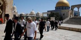 مستوطنون بحماية الاحتلال يقتحمون المسجد الأقصى