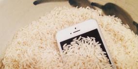 خبير تقني: الرز ينقذ هاتفك عندما يغرق بالماء