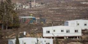 مستوطنون ينصبون منزلين متنقلين في برية تقوع جنوب شرق بيت لحم