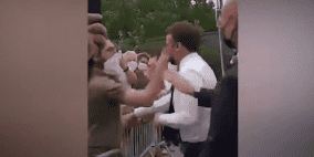 شاهد: رجل يصفع الرئيس الفرنسي على وجهه أمام الكاميرا