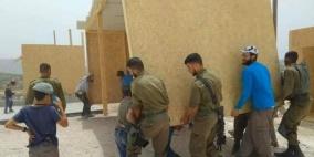 بالصور.. جنود الاحتلال يشاركون في إقامة بؤرة استيطانيّة جنوب نابلس
