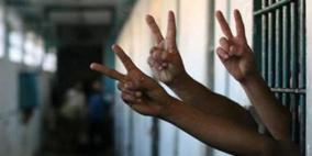 عشرة أسرى يواصلون إضرابهم عن الطعام في سجون
