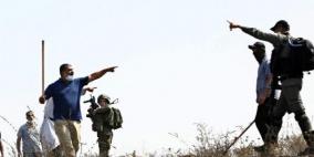 الخليل: إصابة مواطنة إثر اعتداء مستوطنين عليها واعتقال نجلها