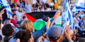 هالة الشريف تواجه مئات الأعلام الإسرائيلية بشموخ العلم الفلسطيني