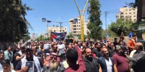شاهد: تظاهرة في الخليل تنديدًا بوفاة الناشط نزار بنات