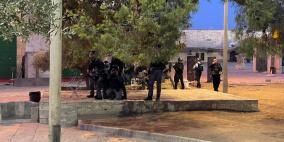بالفيديو: قوات الاحتلال تقتحم المسجد الأقصى وتعتدي على المصلين