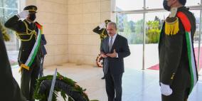نيابة عن الرئيس: اشتية يضع إكليلا من الزهور على ضريح الشهيد ياسر عرفات