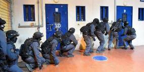 قوات القمع تقتحم غرف الأسرى في سجن "ريمون"