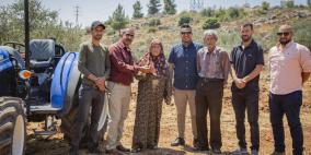 مبادرة "عالأرض" تقدم جرارا زراعيا للمزارعين في قرية حوسان غرب بيت لحم