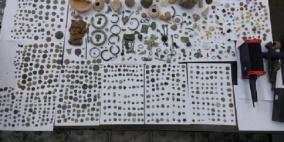ضبط مئات القطع الأثرية وأجهزة كشف معادن في نابلس