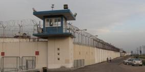 إدارة سجن "ريمون" تعزل مجموعة من الأسرى وسط حالة توتر شديد