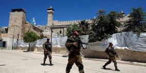 الاحتلال يعتدي على المصلين في الحرم الإبراهيمي ويعتقل 3 مواطنين