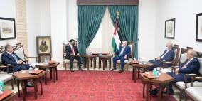 الرئيس عباس يستقبل السفير التونسي