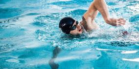 مختص يحدد كيفية السباحة لإنقاص الوزن