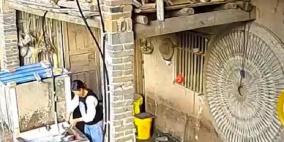 بالفيديو: انهيار سقف مطبخ على سيدة وهي تغسل الأطباق