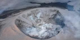 بركان في جزر الكوريل يقذف قنبلة ضخمة