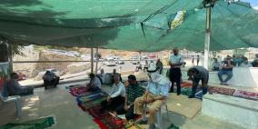 عشرات المقدسيين يؤدون صلاة الجمعة في خيمة الاعتصام بسلوان