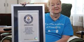 جدة عمرها 100 عام تدخل سجل "غينيس" في رفع الأثقال