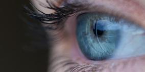 بالفيديو: خبير يحذر من "عادة خاطئة" تضعف قرنية العين
