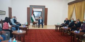 الرئيس يستقبل وفدًا يمثّل فرق الفن الشعبي والدبكة والفلكلور الفلسطينية