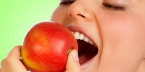 ماذا يحدث لجسمك إذا تناولت تفاحة على العشاء يوميا؟