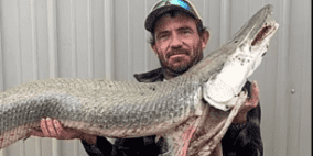 أميركي يصطاد "أحفورة حية" تعود إلى 100 مليون سنة