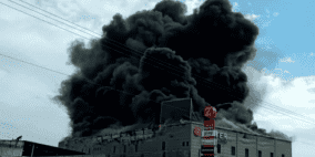 شاهد: اندلاع حريق هائل بمجمع تجاري في قلنسوة وإخلاء المئات