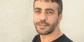 نقل الأسير ناصر أبو حميد للمستشفى لدخوله في غيبوبة