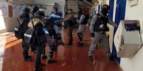 قوات القمع تقتحم قسم (9) في مجدو وتجري تفتيشات استفزازية