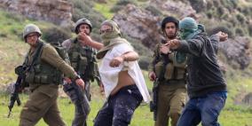 إصابة مواطن واعتقاله خلال اعتداء للاحتلال ومستوطنيه شرق بيت لحم