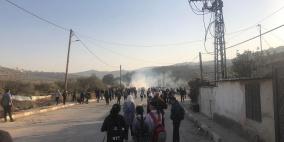 إصابات بالاختناق بعد مهاجمة الاحتلال طلبة مدارس اللبن الشرقية