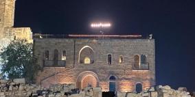 مستوطنون ينصبون "شمعدانا" على سطح مسجد شمال غرب القدس