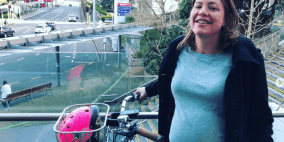 صور: برلمانية نيوزلندية تذهب للولادة بـ"دراجة"