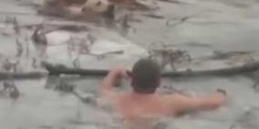 بالفيديو.. عملية إنقاذ كلب من بحيرة متجمدة