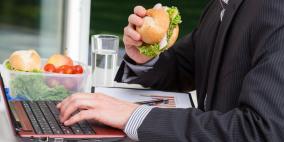 7 قواعد ذهبية لتناول الأكل في العمل