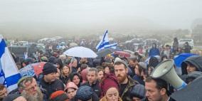 مئات المستوطنين يقتحمون أراضي المواطنين شمال نابلس