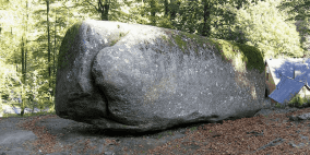 فيديو: صخرة عملاقة غريبة تزن 132 طنا يستطيع الجميع تحريكها