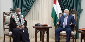 الرئيس عباس يستقبل والدة الأسير ناصر أبو حميد