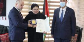الهباش واللوح يقلّدان باحثين مصريين ميدالية الرئيس التذكارية