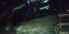 إنقاذ 5 أشخاص جرفت السيول مركبتهم في وادي عارورة شمال رام الله
