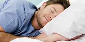 طبيبة تحدد أخطر وأفضل وضعيات النوم