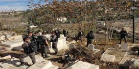 الاحتلال يخطر بهدم مقبرة غرب الخليل