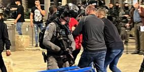 قوات الاحتلال تعتقل شابا من باب العمود في القدس
