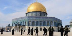 الاحتلال يبعد 3 شبان مقدسيين عن المسجد الأقصى