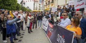 صحافيو تونس يتظاهرون: سلطة رابعة لا راكعة