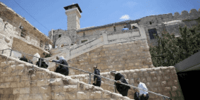 حماس تعقّب على هدم أجزاء من الدرج التاريخي للمسجد الإبراهيمي