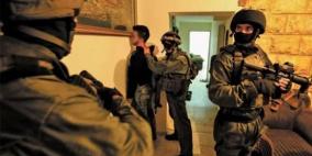 الاحتلال يشن حملة دهم واعتقالات في أنحاء الضفة الغربية