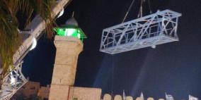 صور: الاحتلال يركب هيكل المصعد بالحرم الإبراهيمي في الخليل