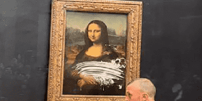 شاهد ما حدث للوحة "الموناليزا" من شاب تنكر بزي امرأة عجوز
