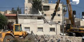 شاهد: الاحتلال يهدم منزلا في العيسوية شرق القدس